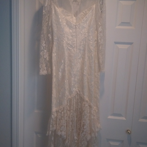 WEDDING DRESSES - Picture 2 of 8